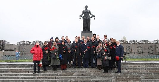 Сотрудники ГК «ТРЕСТ» возложили цветы на Пискарёвском мемориале