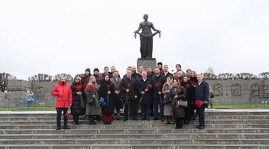 Сотрудники ГК «ТРЕСТ» возложили цветы на Пискарёвском мемориале